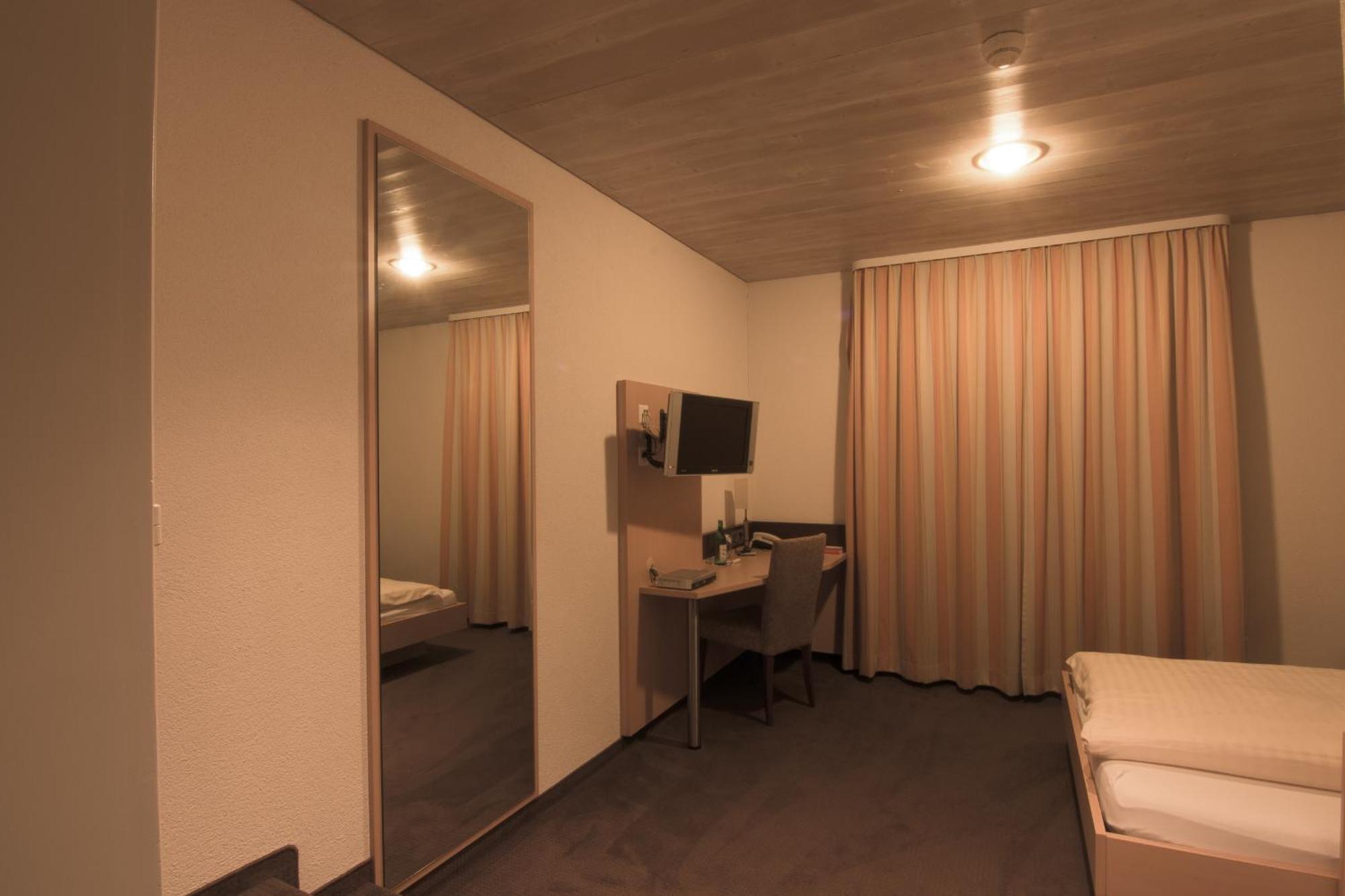 Hotel Zum Goldenen Kreuz Фрауенфелд Стая снимка